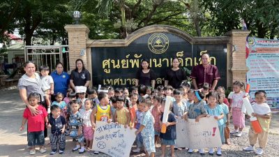 คณะครูและเด็กนักเรียนศูนย์พัฒนาเด็กเล็กเทศบาลตำบลขามทะเลสอ จัดกิจกรรมให้ความรู้และเดินรณรงค์วันงดสูบบุหรี่โลก เพื่อสร้างความตระหนักเรื่องบุหรี่และตระหนักรู้ว่า นิโคติน เป็นสารเสพติดที่เป็นอันตรายโดยเฉพาะกลุ่มเด็กและเยาวชนที่ตกเป็นเป้าหมายของกลยุทธ์ยาสูบรูปแบบใหม่ เช่น บุหรี่ไฟฟ้า ซึ่งส่งผลเสียต่อสุขภาพทั้งในระยะสั้นและระยะยาว