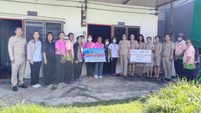 นายมาโนช มะลิขาว นายกเทศมนตรีตำบลขามทะเลสอ ได้มอบหมายให้นางสาวศุภิณาณัฐฏี สารผล ปลัดเทศบาลตำบลขามทะเลสอ พร้อมด้วยอาสาสมัครสาธารณสุขประจำหมู่บ้าน (อสม.) ผู้ดูแลผู้สูงอายุ (Caregiver) อาสาสมัครบริบาลท้องถิ่น (อสบ.) เจ้าหน้าที่กองสาธารณสุขฯ และพนักงานเทศบาลตำบลขามทะเลสอ ร่วมกับโรงพยาบาลขามทะเลสอ ลงพื้นที่มอบผ้าอ้อมสำเร็จรูป (แพมเพิส) ให้แก่ประชาชนในเขตเทศบาลฯ กลุ่มผู้สูงอายุ ผู้มีภาวะพึ่งพิง ผู้ป่วยติดบ้านและติดเตียง การดำเนินงานดังกล่าวได้รับการสนับสนุนงบประมาณจากกองทุนหลักประกันสุขภาพเทศบาลตำบลขามทะเลสอ เพื่อยกระดับคุณภาพชีวิตของประชาชน และส่งเสริมการเข้าถึงบริการด้านสุขภาพสาธารณสุขอย่างทั่วถึงและเท่าเทียม