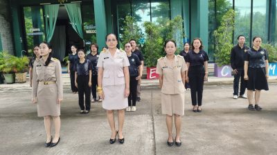 วันจันทร์ที่ 24 สิงหาคม 2569 เวลา 08.00 น. ณ บริเวณด้านหน้าสำนักงานเทศบาลตำบลขามทะเลสอ ปลัดเทศบาลฯ หัวหน้าส่วนราชการ ข้าราชการและลูกจ้างเทศบาลตำบลขามทะเลสอ ร่วมกิจกรรมเคารพธงชาติไทยและร่วมสวดมนต์ไหว้พระ ณ บริเวณด้านหน้าสำนักงานเทศบาลตำบลขามทะเลสอ โดยพร้อมเพรียงกัน โดยมีนางสาวศุภิฌาณัฐฏี สารผล ปลัดเทศบาลตำบลขามทะเลสอ มอบนโยบายการปฏิบัติงาน ฯลฯ