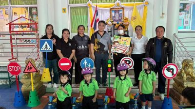 วันพุธที่ 5 สิงหาคม 2569 เวลา 09.30 น. นางสาวจิตติมา ช่วยกลาง ผู้อำนวยการกองการศึกษา มอบหมายให้นายพีรันธร พัวเจริญ นักวิชาการศึกษา พร้อมด้วยบุคลากรกองการศึกษา คณะครูและนักเรียนศูนย์พัฒนาเด็กเล็กเทศบาลตำบลขามทะเลสอ จัดกิจกรรมโครงการขับขี่ปลอดภัยสวมหมวกนิรภัยในเด็กปฐมวัย มุ่งเน้นส่งเสริมความปลอดภัยทางถนน เรียนรู้เรื่องวินัยจราจร ป้ายสัญญาณ และสร้างจิตสำนึกความปลอดภัย เพื่อลดอุบัติเหตุบนท้องถนน โดยรณรงค์ให้เด็กสวมหมวกนิรภัย100 % ขณะซ้อนท้ายรถจักรยานยนต์
