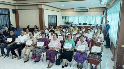 นายมาโนช มะลิขาว นายกเทศมนตรีตำบลขามทะเลสอ ได้มอบหมายให้นายธิติกร สุระพินิจ รองนายกเทศมนตรีฯ พร้อมด้วยคณะผู้บริหาร สมาชิกสภาเทศบาลฯ ปลัดเทศบาล พนักงานเทศบาล ตลอดจนผู้มีเกียรติทุกท่าน ได้รับพิธีปิดและมอบใบสัมฤทธิบัตรการอบรม ให้กับผู้ที่ผ่านการอบรมในโครงการโรงเรียนผู้สูงอายุเทศบาลตำบลขามทะเลสอ ประจำปีงบประมาณ พ.ศ.2569 ในครั้งครั้งนี้