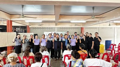 วันพฤหัสบดีที่ 6 สิงหาคม 2569 เวลา 09.00 น. ณ ศาลาวัดหนองขุ่น เทศบาลตำบลขามทะเลสอ โดยนายมาโนช มะลิขาว นายกเทศมนตรีตำบลขามทะเลสอ พร้อมด้วยคณะผู้บริหาร สมาชิกสภาเทศบาล ผู้ใหญ่บ้านหนองขุ่น หมู่ที่ 4 พนักงานเทศบาล เจ้าหน้าที่กองสาธารณสุขฯ คณะกรรมการชุมชน ร่วมกับพี่ น้อง ประชาชนบ้านหนองขุ่น หมู่ที่ 4 ได้จัดโครงการรณรงค์คัดแยกขยะ ประจำปีงบประมาณ 2569 โดยมีวัตถุประสงค์เพื่อให้ผู้เข้าร่วมโครงการมีความรู้ ความเข้าใจและมีทักษะเกี่ยวกับการคัดแยกขยะแต่ละประเภท สนับสนุนการปรับเปลี่ยนพฤติกรรมในการจัดการขยะ ตั้งแต่ต้นทางในครัวเรือน ลดปริมาณขยะที่ต้องเก็บขนและนำไปกำจัด เสริมสร้างจิตสำนึกด้านการอนุรักษ์ทรัพยากรธรรมชาติและสิ่งแวดล้อมให้กับประชาชน และเพื่อสนับสนุนให้ประชาชนในชุมชนและบุคลากรในองค์กรมีส่วนร่วมในการบริการจัดการขยะทุกประเภทแบบมีส่วนร่วมและบูรณาการ และประชาชนที่เข้าร่วมกิจกรรมสามารถนำขยะรีไซเคิลมาแลกสิ่งของอุปโภคและบริโภคตามที่เทศบาลฯจัดเตรียมเอาไว้ให้