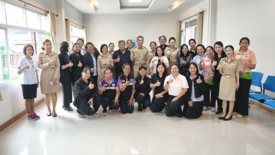 วันจันทร์ที่ ๓๑ สิงหาคม 2569 เวลา 13.30 น. ณ ห้องประชุมสภาเทศบาลตำบลขามทะเลสอ นาย มาโนช มะลิขาว นายกเทศมนตรีตำบลขามทะเลสอ พร้อมด้วยคณะผู้บริหาร สมาชิกสภาเทศบาลฯ ปลัดเทศบาล เจ้าหน้าที่กองสาธารณสุขฯ ร่วมกับคณะกรรมการศูนย์ฟื้นฟูสุขภาพ สุขใจใกล้บ้าน เทศบาลตำบลขามทะเลสอ และองค์กรปกครองส่วนท้องถิ่นอีก 2 แห่ง ได้แก่ องค์การบริหารส่วนตำบลหนองสรวง และองค์การบริหารส่วนตำบลด่านใน ได้เข้าร่วมโครงการสัมมนาเชิง ปฏิบัติการติดตามผลการดำเนินงานศูนย์ฟื้นฟูสุขภาพสุขใจใกล้บ้านประจำปีงบประมาณ ๒๕๖๙ โดยมีคณะอนุกรรมการด้านการติดตามประเมิน ของกองทุนหลักประกันสุขภาพ จังหวัดนครราชสีมา ณ ศูนย์ฟื้นฟูสุขภาพ สุขใจใกล้บ้านในพื้นที่ จังหวัดนครราชสีมา เป็นผู้เข้าร่วมการประเมินในครั้งนี้ โดยมีวัตถุประสงค์เพื่อให้ทราบถึงผลการดำเนินงานศูนย์ฟื้นฟูสุขภาพ สุขใจใกล้บ้าน ในรอบปี งบประมาณ 2569 ของทั้ง 3 หน่วยงาน และเพื่อเป็นการขับเคลื่อนการดำเนินงานให้เกิดการบูรณาการอย่างต่อเนื่องของศูนย์ฟื้นฟูสุขภาพ สุขใจใกล้บ้าน ในการฟื้นฟูสมรรถภาพที่จำเป็นต่อสุขภาพในชุมชนสำหรับผู้พิการ ผู้สูงอายุ ผู้ป่วยที่อยู่ระยะกึ่งเฉียบพลัน และผู้ที่มีภาวะพึ่งพิง อย่างมีประสิทธิภาพ อยู่ตลอด ซึ่งการจัดโครงการในครั้งนี้ได้รับเกียรติจากนายวีระชาติ ทุงไผ่แหลม ประธานอนุกรรมการด้านการติดตามประเมินผลของกองทุนหลักประกันสุขภาพจังหวัดนครราชสีมา มาเป็นประธานในการดำเนินกิจกรรมในครั้งนี้