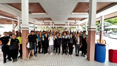 วันพุธที่ 5 สิงหาคม 2569 เวลา 09.00 น. ณ ศาลาวัดหนองคู เทศบาลตำบลขามทะเลสอ โดยนายมาโนช มะลิขาว นายกเทศมนตรีตำบลขามทะเลสอ ได้มอบหมายให้นายธิติกร สุรพินิจ รองนายกเทศมนตรีฯ พร้อมด้วยคณะผู้บริหาร สมาชิกสภาเทศบาล ปลัดอาวุโสอำเภอขามทะเลสอ ผู้ใหญ่บ้านหนองคู หมู่ที่ 2 พนักงานเทศบาล เจ้าหน้าที่กองสาธารณสุขฯ คณะกรรมการชุมชน ร่วมกับพี่ น้อง ประชาชนบ้านหนองคู หมู่ที่ 2 ได้จัดโครงการรณรงค์คัดแยกขยะ ประจำปีงบประมาณ 2569 โดยมีวัตถุประสงค์เพื่อให้ผู้เข้าร่วมโครงการมีความรู้ ความเข้าใจและมีทักษะเกี่ยวกับการคัดแยกขยะแต่ละประเภท สนับสนุนการปรับเปลี่ยนพฤติกรรมในการจัดการขยะ ตั้งแต่ต้นทางในครัวเรือน ลดปริมาณขยะที่ต้องเก็บขนและนำไปกำจัด เสริมสร้างจิตสำนึกด้านการอนุรักษ์ทรัพยากรธรรมชาติและสิ่งแวดล้อมให้กับประชาชน และเพื่อสนับสนุนให้ประชาชนในชุมชนและบุคลากรในองค์กรมีส่วนร่วมในการบริการจัดการขยะทุกประเภทแบบมีส่วนร่วมและบูรณาการ และประชาชนที่เข้าร่วมกิจกรรมสามารถนำขยะรีไซเคิลมาแลกสิ่งของอุปโภคและบริโภคตามที่เทศบาลฯจัดเตรียมเอาไว้ให้