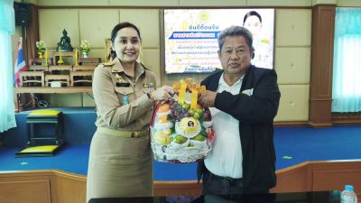 วันจันทร์ที่ 21 กันยายน 2569 เวลา 14.00 น. ณ ห้องประชุมสภาเทศบาลตำบลขามทะเลสอ นายมาโนช มะลิขาว นายกเทศมนตรีตำบลขามทะเลสอ พร้อมด้วยคณะผู้บริหาร สมาชิกสภา เทศบาลฯ ปลัดเทศบาล พนักงานเจ้าหน้าที่ ได้ร่วมทำพิธีต้อนรับ นางสาวประภาวรรณ ศรีชุ่ม ข้าราชการผู้ผ่านการสรรหาให้ดำรงตำแหน่งสายงานผู้บริหารที่สูงขึ้น มาดำรงตำแหน่ง รองปลัดเทศบาลตำบลขามทะเลสอ โดยมีคณะผู้บริหาร สมาชิกสภาเทศบาล พนักงานเจ้าหน้าที่ จากเทศบาลตำบลโคกกรวด จ.นครราชสีมา ต้นสังกัดเดิม เดินทางมาร่วมแสดงความยินดีในครั้งนี้ด้วย