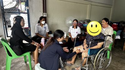 กองสาธารณสุขและสิ่งแวดล้อม ร่วมกับ นักกายภาพบำบัด พยาบาลวิชาชีพ โรงพยาบาลขามทะเลสอ และอาสาสมัครศูนย์ฟื้นฟูสุขภาพ สุขใจใกล้บ้าน เทศบาลตำบลขามทะเลสอ ลงเยี่ยมบ้านเติดตามอาการและฟื้นฟูกลุ่มผู้ป่วยกึ่งเฉียบพลัน Intermediate Care : IMC   ในพื้นที่ชุมชนบ้านสีจาน