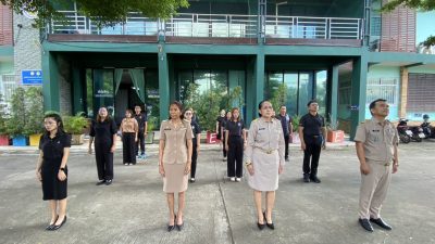 วันจันทร์ที่ 26 ตุลาคม 2569 เวลา 08.00 น. ณ บริเวณด้านหน้าสำนักงานเทศบาลฯ ปลัดเทศบาล หัวหน้าส่วนราชการ ข้าราชการและลูกจ้างเทศบาลตำบลขามทะเลสอ ร่วมกิจกรรมเคารพธงชาติไทยและร่วมสวดมนต์ไหว้พระ ณ บริเวณด้านหน้าสำนักงานเทศบาลตำบลขามทะเลสอ โดยพร้อมเพรียงกัน โดยมีนางสาวศุภิฌาณัฐฏี สารผล ปลัดเทศบาลตำบลขามทะเลสอ มอบนโยบายการปฏิบัติงาน ฯลฯ มีผู้เข้าร่วมกิจกรรม : 20 คน